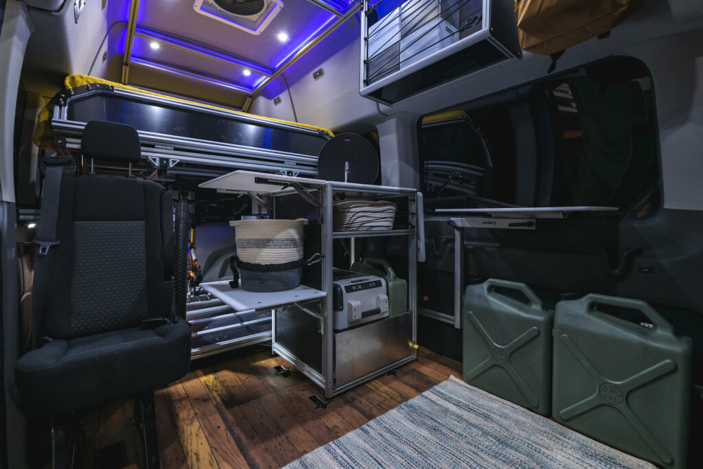 seating for 3 with single person jump seat and kitchen pod